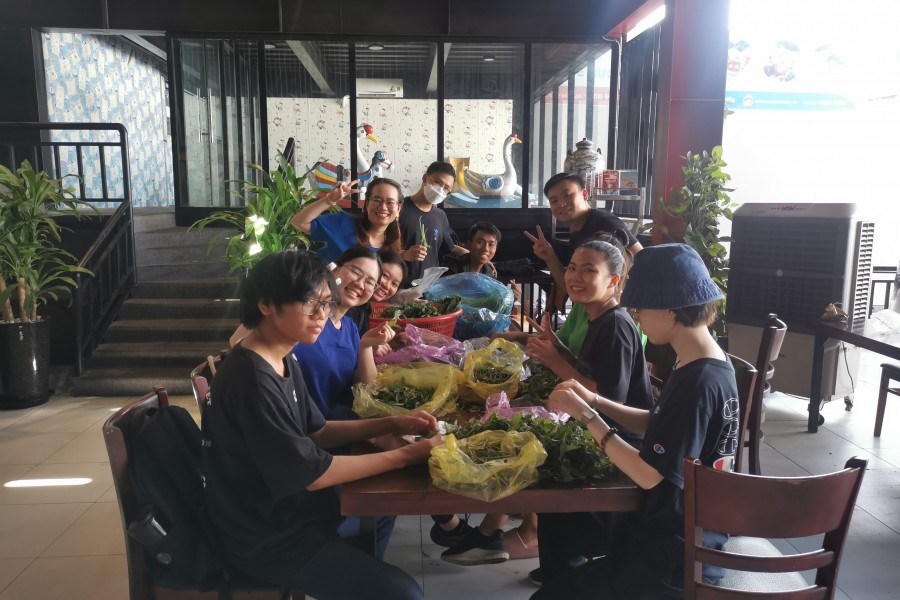 DTC VN grp photo foodbank