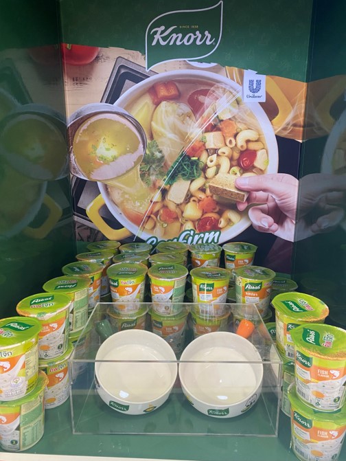 Display of Knorr products and free gifts of Knorr x Quby Ceramic Bowls